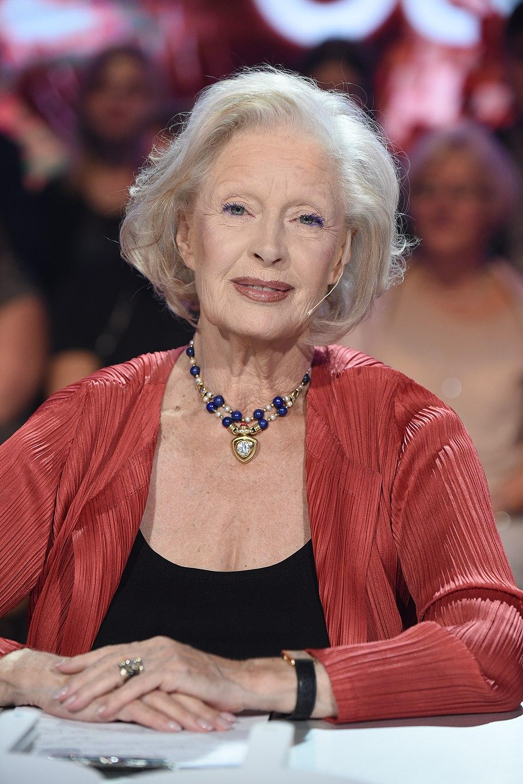 Пиньуарда үлкен сиськилерді көрсетіңіз Жапондық лесбиянка порно