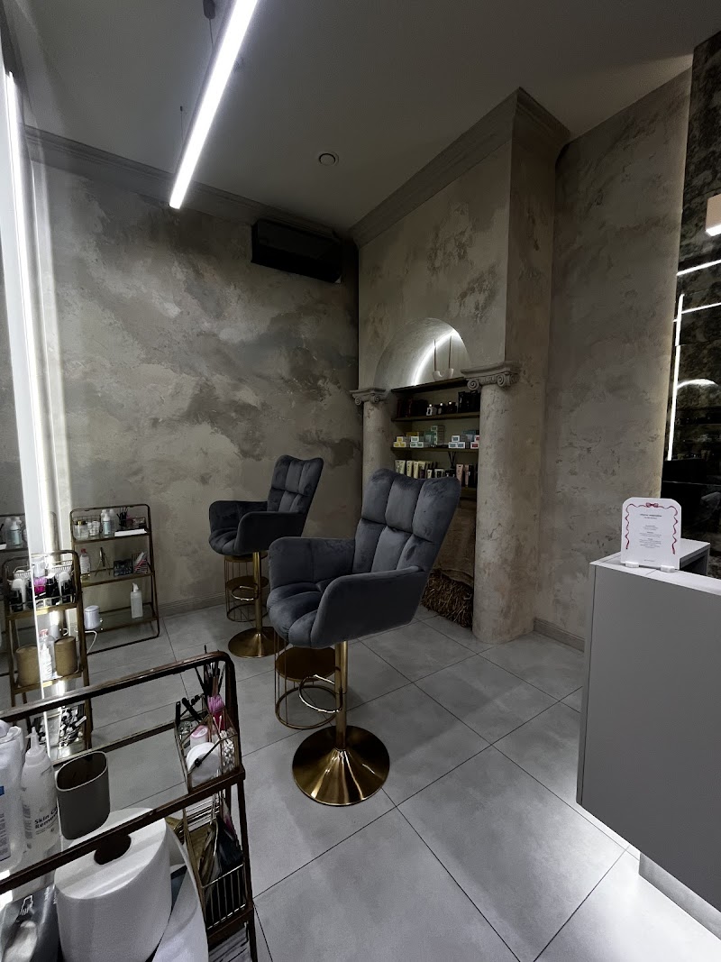 BE UNIQUE BEAUTY SALON / Rzęsy / Brwi / Makijaże